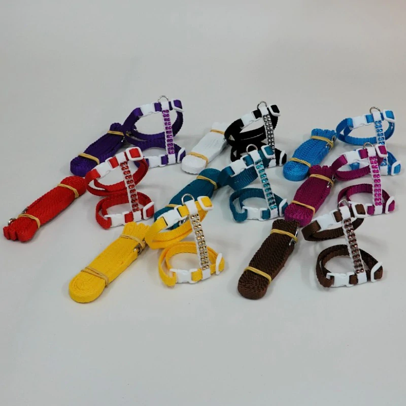 Postroj s ozdobnými kamínky a plochým vodítkem