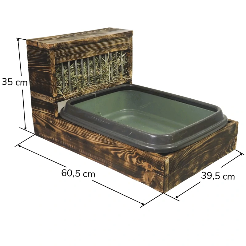 Dřevěný seník s velkým záchodem, opálený povrch