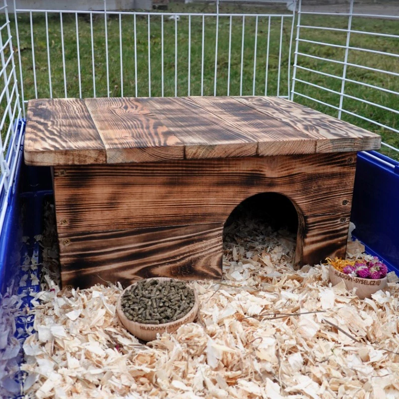 Dřevěný domeček, opálený povrch