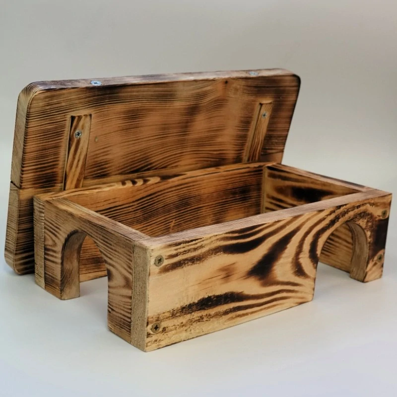 Malý dřevěný domeček, odnímatelná střecha, opálený