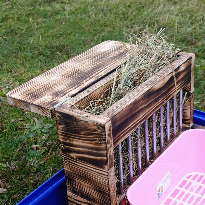 Dřevěný seník se záchodem, opálený, růžový záchůdek