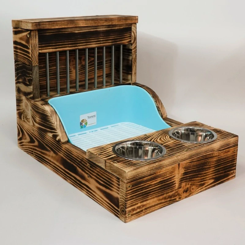 Dřevěný seník se záchodem a miskami, modrý záchůdek