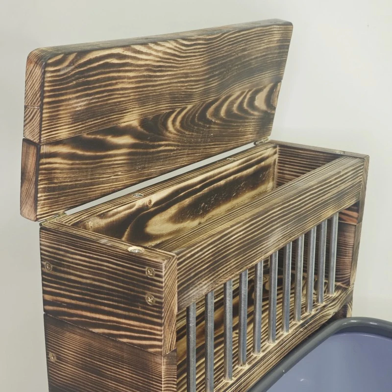 Dřevěný seník s velkým záchodem, opálený povrch