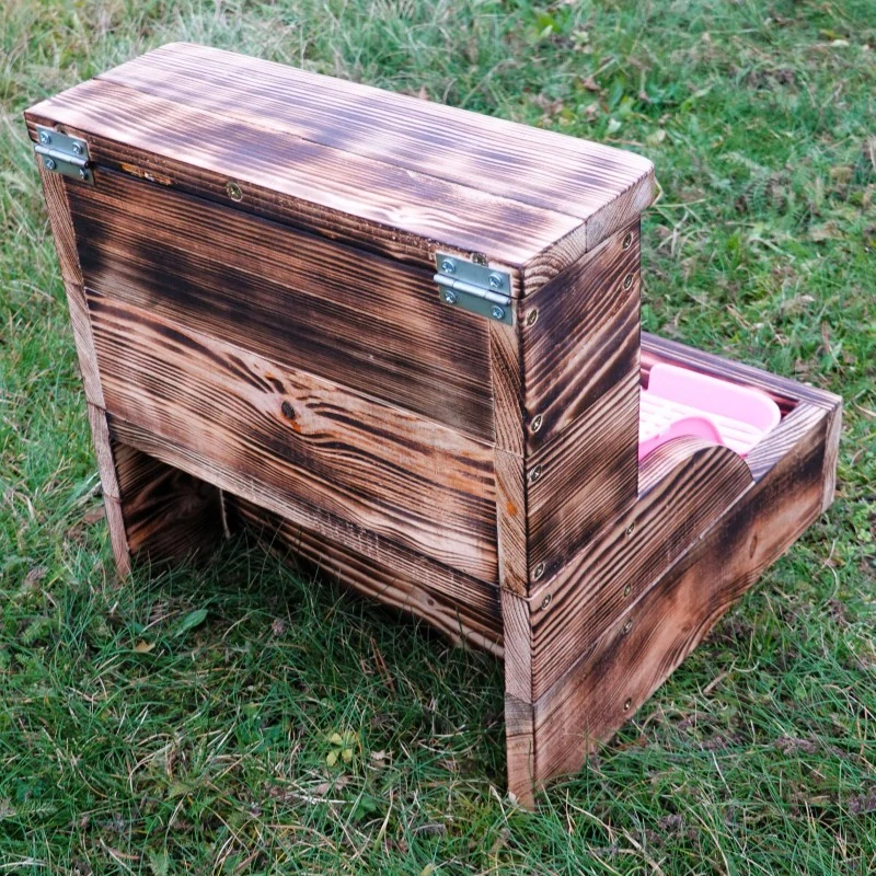 Dřevěný seník se záchodem, opálený, růžový záchůdek