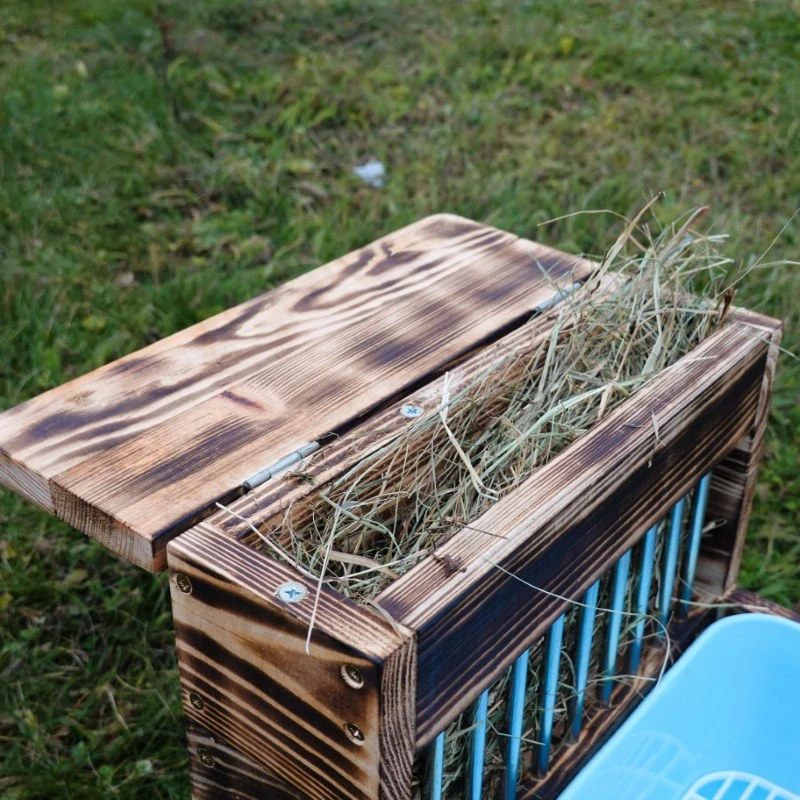 Dřevěný seník se záchodem a miskami, modrý záchůdek