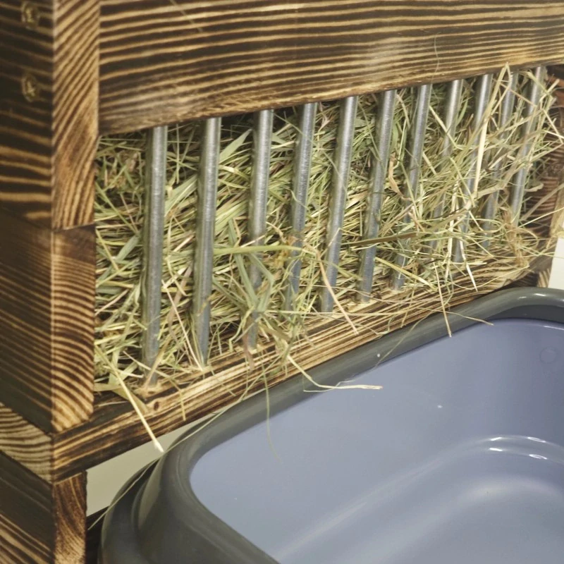 Dřevěný seník s velkým záchodem, opálený povrch