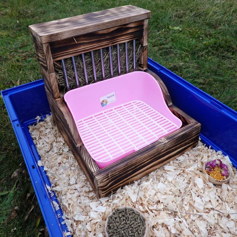 Dřevěný seník se záchodem, opálený, růžový záchůdek