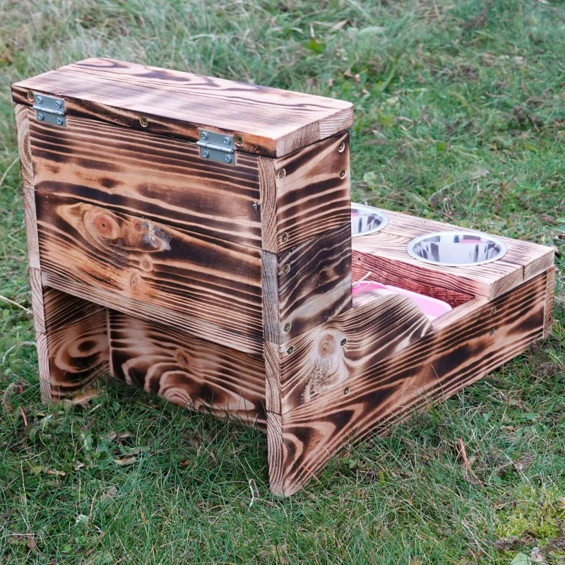 Dřevěný seník se záchodem a miskami, modrý záchůdek