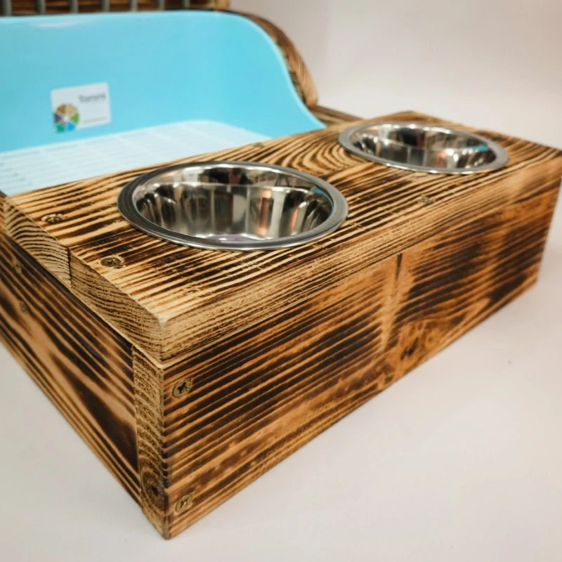 Dřevěný seník se záchodem a miskami, modrý záchůdek